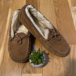 Sale  2for $10 UGG  MOCCASIN SIZE 5